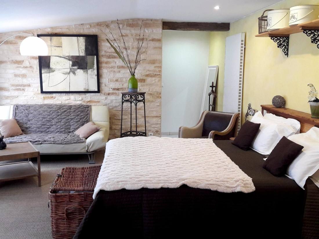 Chambre spacieuse avec coin salon