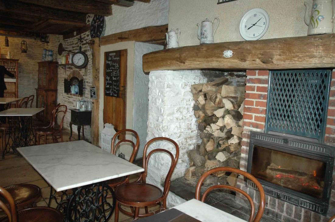 Salle de restaurant devant la cheminée