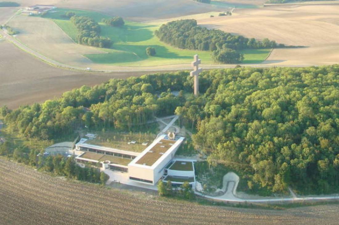Le Mémorial Charles de Gaulle et la croix de Lorraine dans la campagne