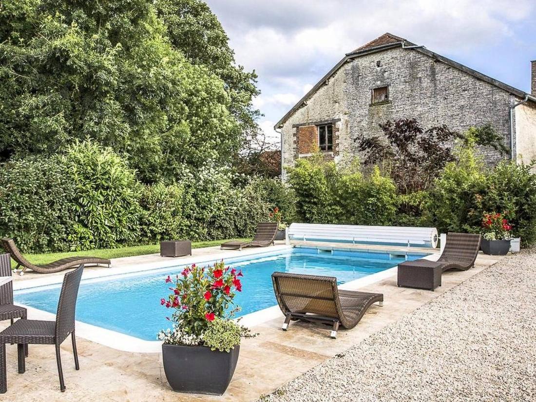 La piscine extérieure entourée de verdure