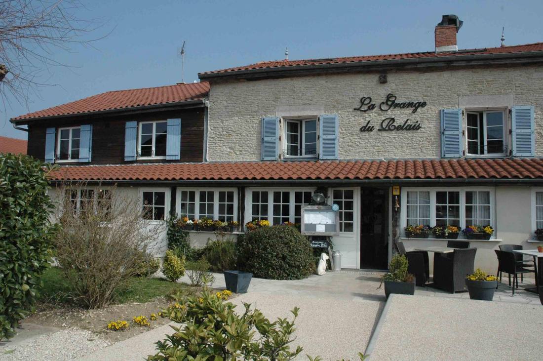 La Grange du Relais, façade en pierre et enseigne peinte
