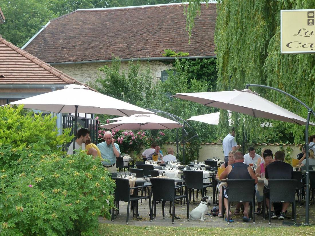Déjeuner sur la terrasse ombragée