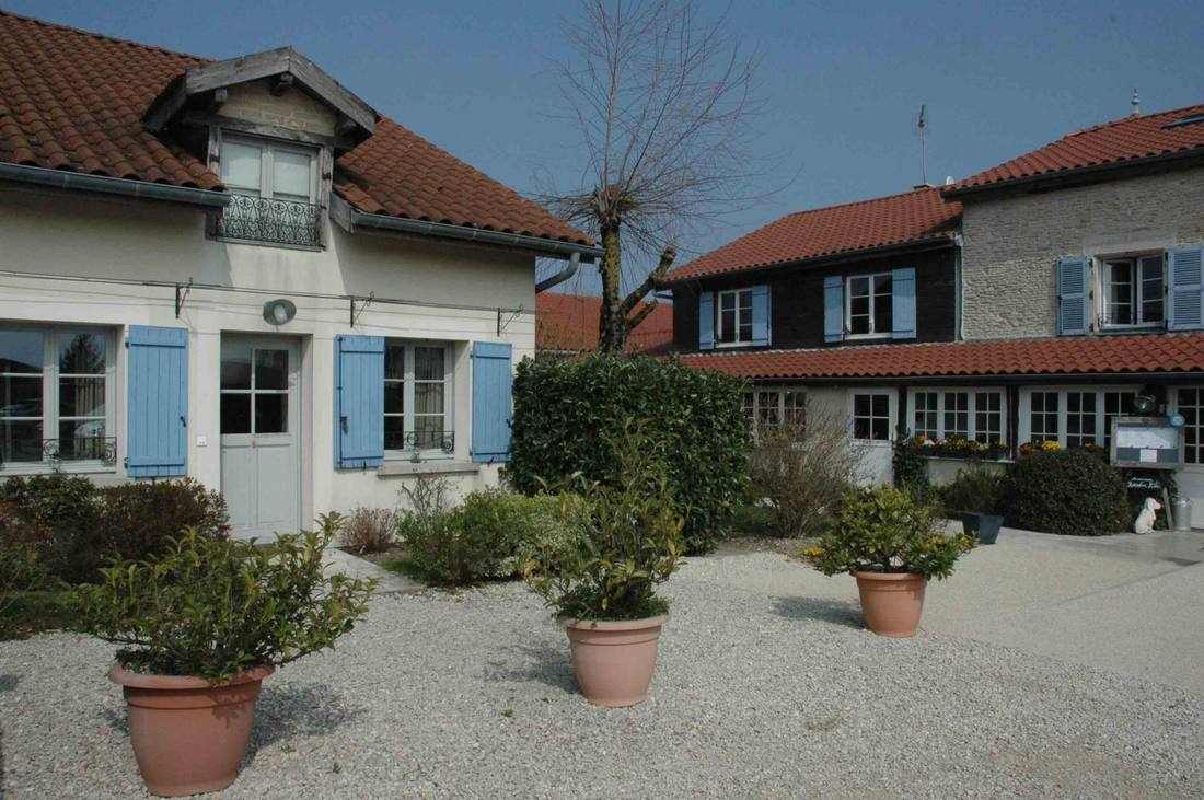 Les volets bleus et la cour de La Grange du Relais